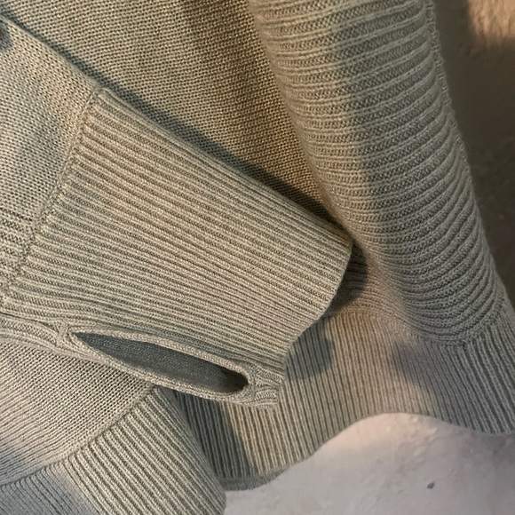 Lululemon Sage green long sleeve - Picture 5 of 5